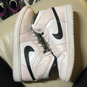 2021
Wmns Air Jordan 1 Mid 'Barely Rose'